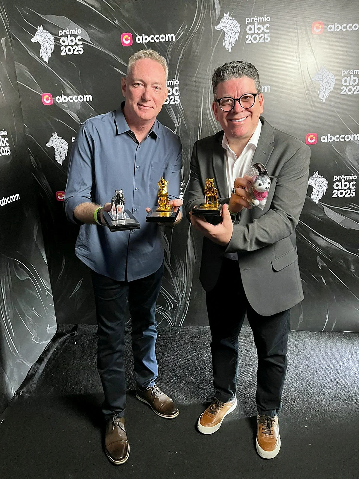 Alessandro Bernardo e Antonio Inácio Siqueira JR. lado a lado, segurando troféus