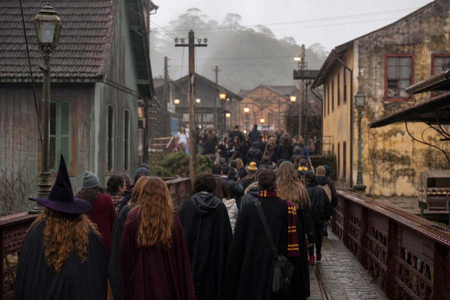 Rua histórica movimentada em clima de evento cultural usada como capa sobre Paranapiacaba