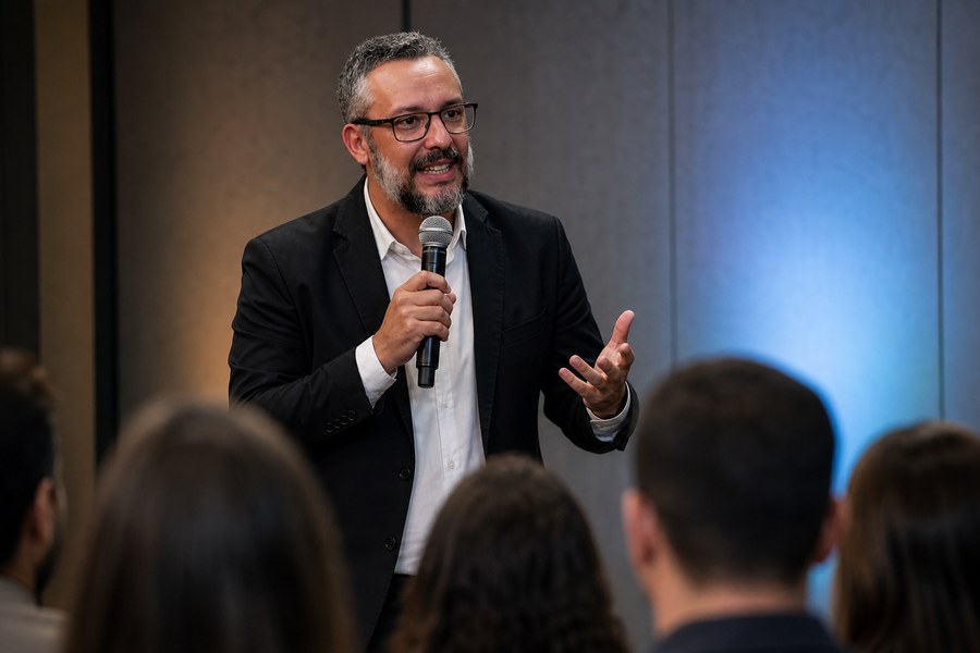Capa editorial da matéria: Jeffy Jombelli apresenta palestras, stand-up e teatro corporativo para empresas