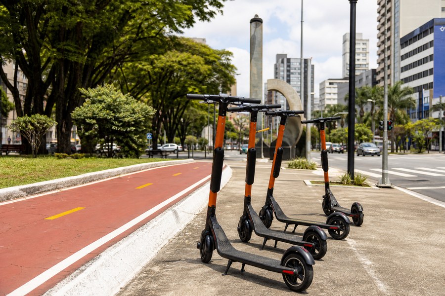 Patinetes elétricos estacionados em área urbana, usados como capa sobre segurança e mobilidade em Santo André